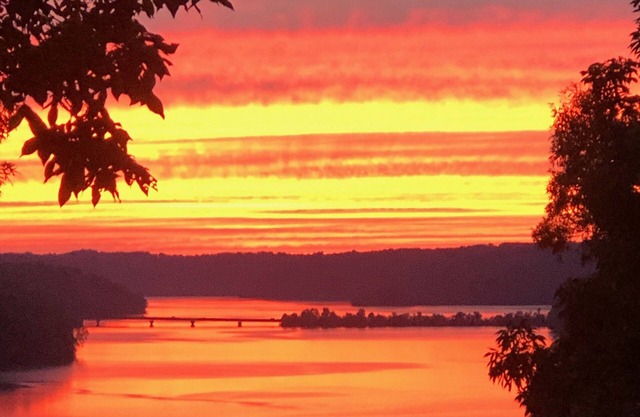 Million Dollar Views of Lake Normandy Sunsets- Jacuzzi for Fall/Winter Sunsets!