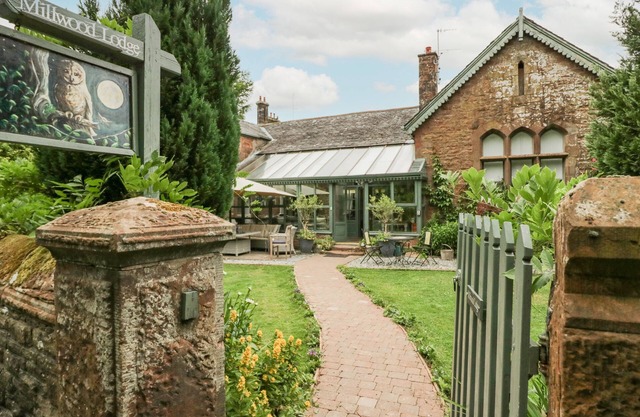 MILLWOOD LODGE, pet friendly, with open fire in Barrow-In-Furness