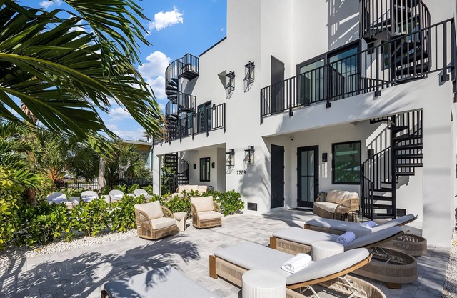 MILOS Beach House-NEW Luxe Haven Steps from BEACH -NEW ROOFTOP POOL 36 FT LONG