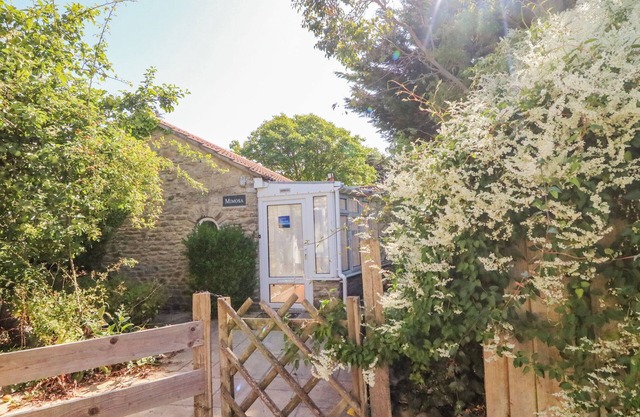 MIMOSA COTTAGE, pet friendly, with a garden in West Bexington