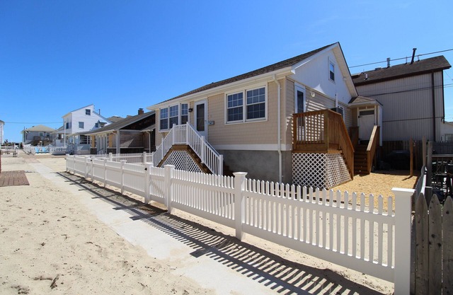 MIN5 | Beachside 3BR Bungalow on private walk-up lane, next to the boardwalk! Street Parking.