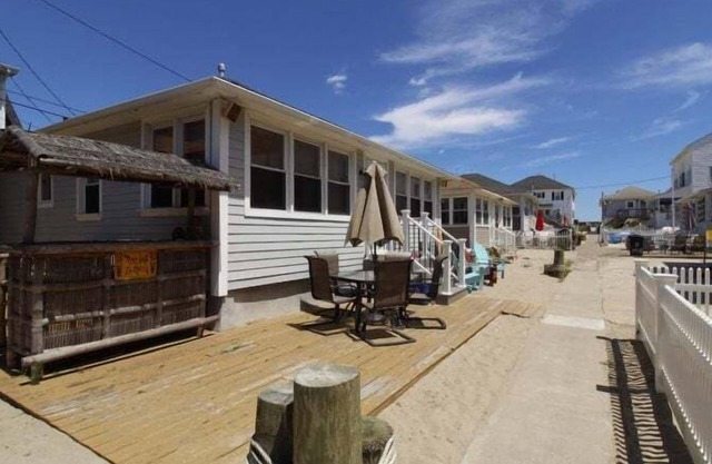 MIN8 | 3BR Beach Cottage Set in the Sand on private walk-up lane! by Shore Points Vacations