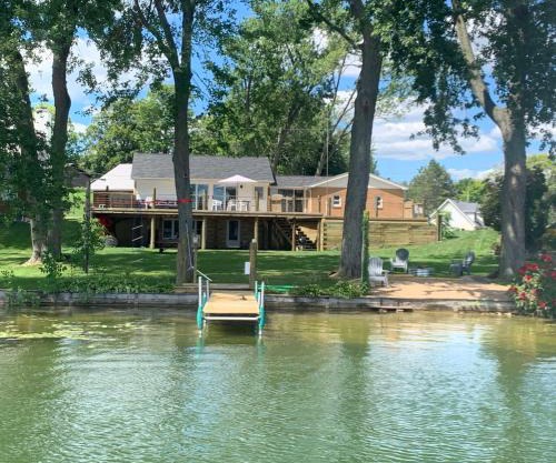 Miner Lake Lakefront Beach Cottage for Family Fun