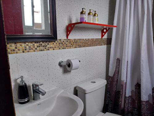 mini lolf una habitación con tres camas