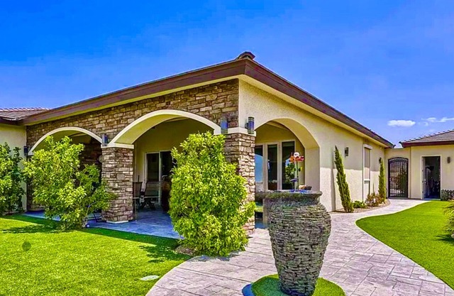 MINI MANSION-RESORT, 1 ACRE, CITY VIEWS, MOUNTAINS,POOL