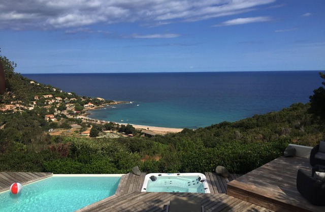 MINI VILLA 2/4 persons LUXURY - QUIET - CHARM. PRIVATE POOL/JACUZZI WITH SEA VIEW.