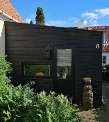 Minihus til havn, strand, vand og by i Gilleleje
