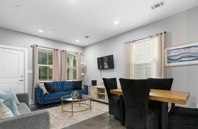 Minutes Away From USA College, and Places to eat Near by!