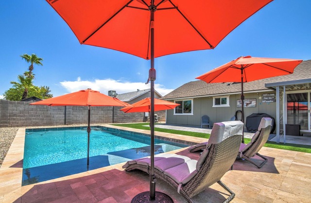 Minutes Away to DT Gilbert! Country Cottage Feel Home With Pool & Work Sation