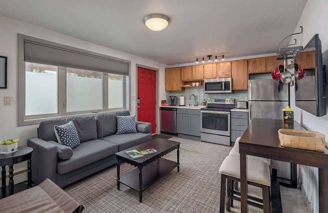 Minutes from the Airport! Northwood Nest 1BDR