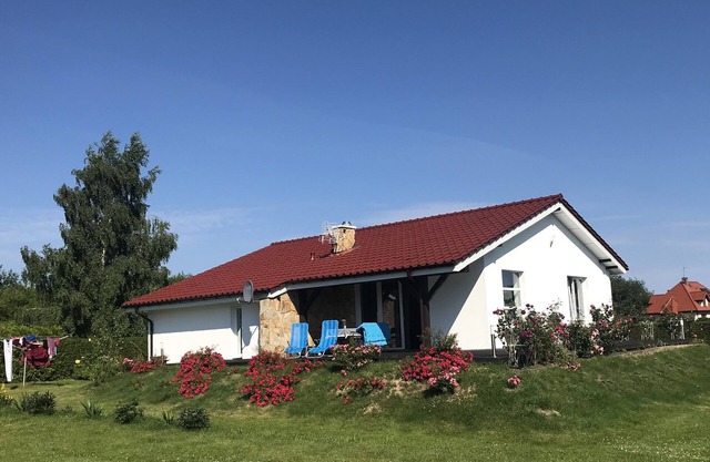 minutes from the beach, lake view, large garden, water sports, WiFi, SKY