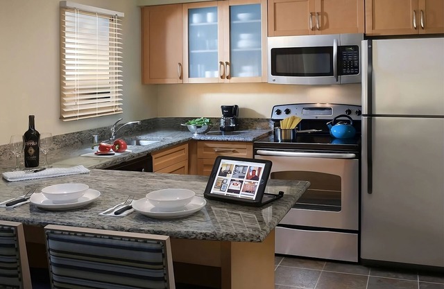 Minutes to Civil Rights Memorial! Full Kitchen! FREE Parking, Pets Allowed, Pool