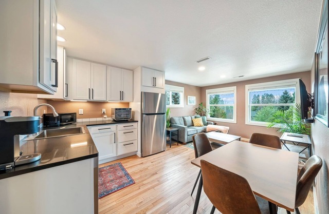 Minutes to Mt. Bachelor & Lakes. Bonus sleep nook. Private fenced yard.