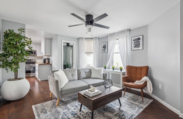 Minutes to NYC nPrivate house in quite Neiborhood, walking distance to Starbucks