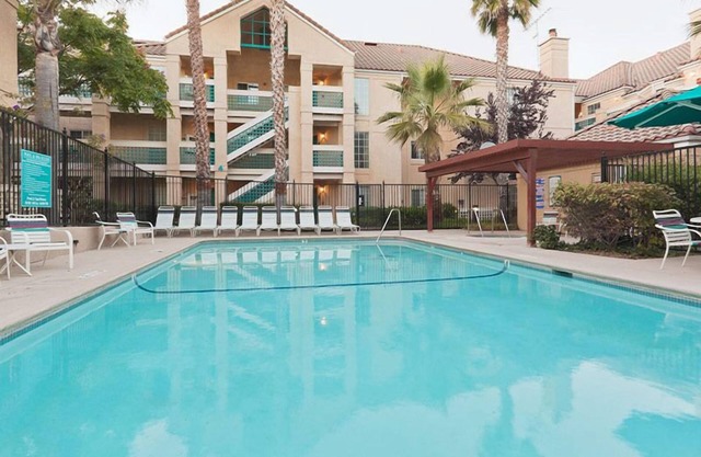 Minutes to San Francisco Zoo! Onsite Parking, Pool, Pet-friendly Property!