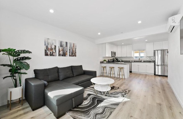 Miracle Mile Chic 1 BR Bungalow Apt Parking Unit 2