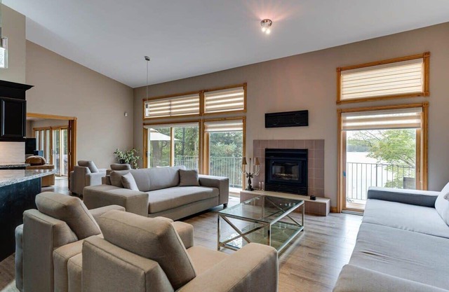 Mirror Mirror! Fabulous newly renovated 8 bedroom Muskoka cottage