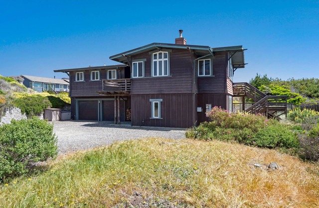 Miwok Escape - Pet Friendly, Nestled in the sand dunes, Short walk to Beach