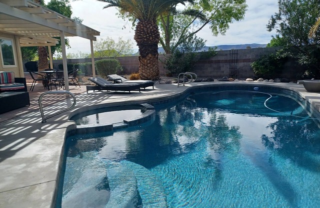 Mntn VIEW! Private Expansive Yard. Htd POOL, SPA BBQ, Pets OK