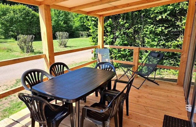 Mobil-home Limousin Premium 32m2 (3 rooms -6pers) + überdachte Terrasse + TV + Geschirrspüler +Chiliennes 6 Personen