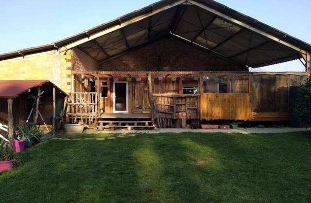 Mobil home rustique dans petite ferme