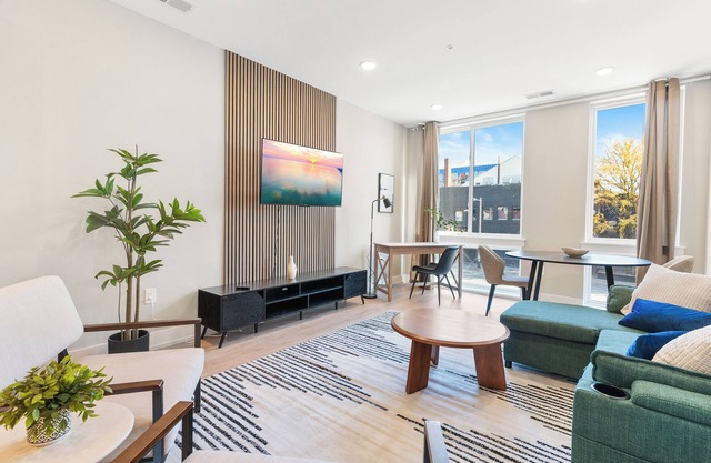 Modern 1-BD w/King Bed - Pier and Harbor Views! - Near Old Citynn