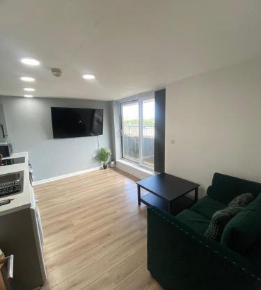 Modern 1-Bed Flat with Balcony