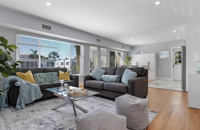 Modern 1-bedroom apartment, Walk to Las Olas Blvd and Beach, Free parking