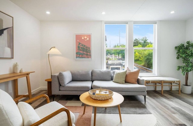 Modern 1BD Apt–Perfect Location!