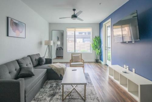 Modern 1BD - Pool, Gym, Parking, W-D - Sleeps 4