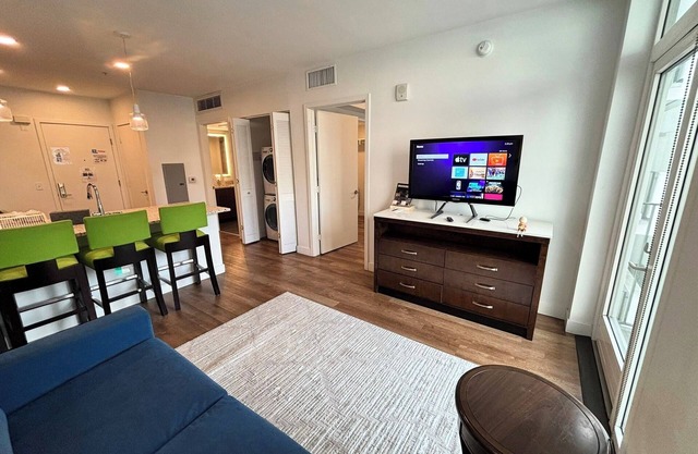 Modern 1BR Getaway with Balcony Views in DTLA & K-Town, Rooftop,WIFI and AC