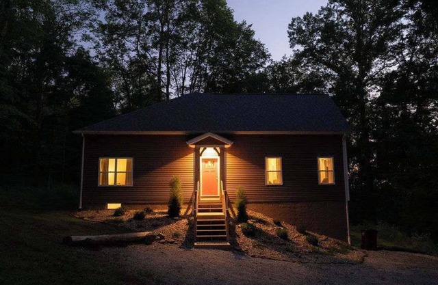 Modern 2 BD Cabin With hot tub & Games & Central Loc