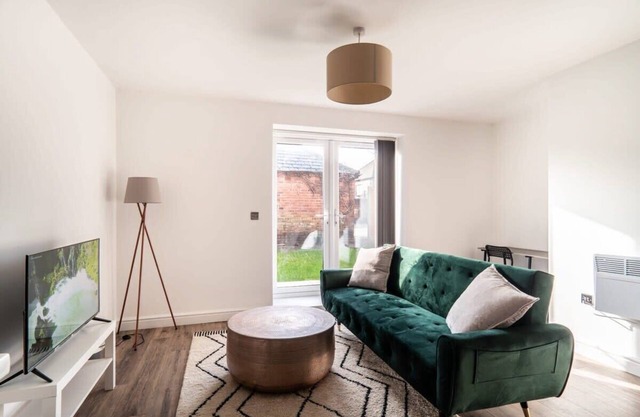 Modern 2 Bed Apartment in Waterloo, Liverpool