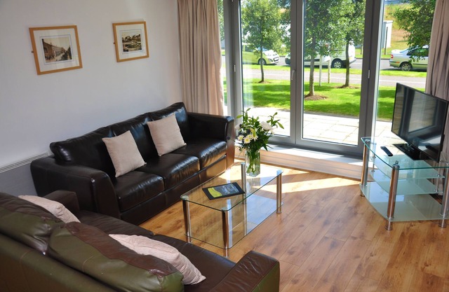 Modern 2 Bedroom Apartment with FREE Underground parking and Wi-Fi
