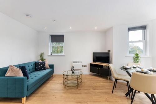 Modern 2-Bedroom Apartment, Leatherhead, Sleeps 4