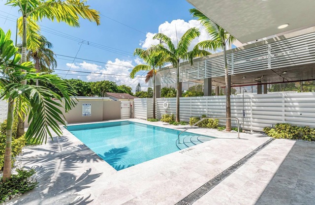 Modern 2-bedroom apartment w/Pool near beach and airport