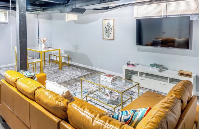 Modern 2-bedroom Home Near Millikin University and Lake Decatur