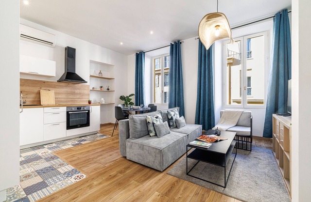 Modern 2 bedrooms - Pedestrian Area - A/C