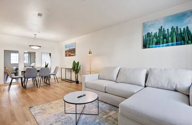 Modern 2B2B: Stylish with Pool, Arcade, Gym, & Complimentary Parking