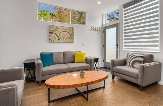 Modern 2BD House, West Seattle. A/C. Walk Score 95