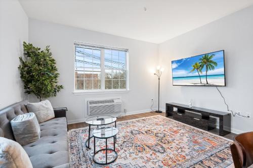 Modern 2BR 2BA Condo Sleeps 8 with Gym Laundry 20 Min to NYC