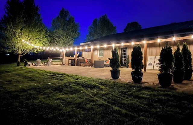Modern 2BR/2BA with hot tub, pool table, cornhole, fire pit—your perfect Mohican base!