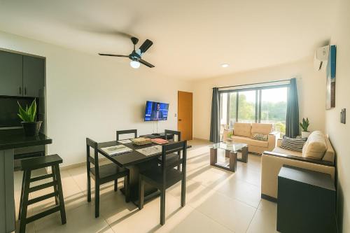 Modern 2BR Apartment 3 Min from Airport with Free Parking