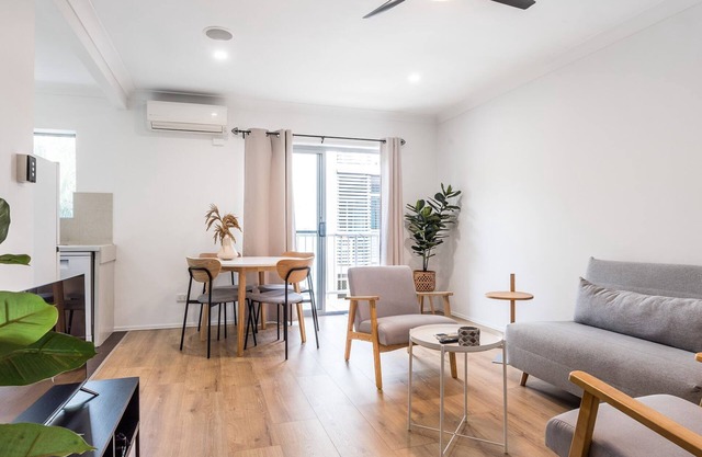 Modern 2BR Apartment Near Portside & Airport