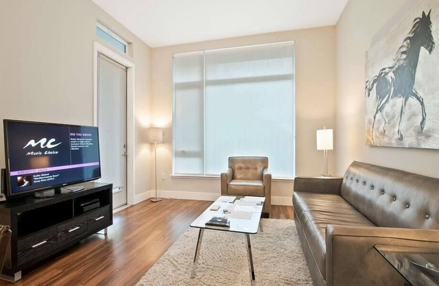 Modern 2BR | Ideal for Business | Free WiFi | Downtown Mopuntain View
