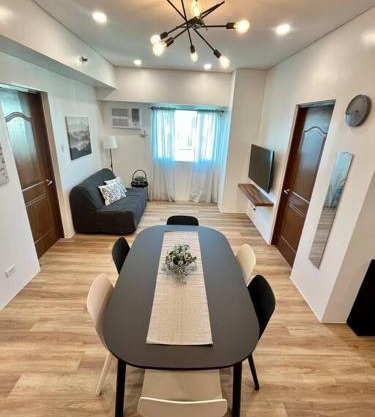 Modern 2BR in Central Makati! Netflix Wi-Fi Pool