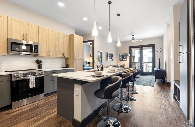 Modern 2BR -Near Domain -Free Parking -Fast Wi-Fi -Walk to Eats & Shops