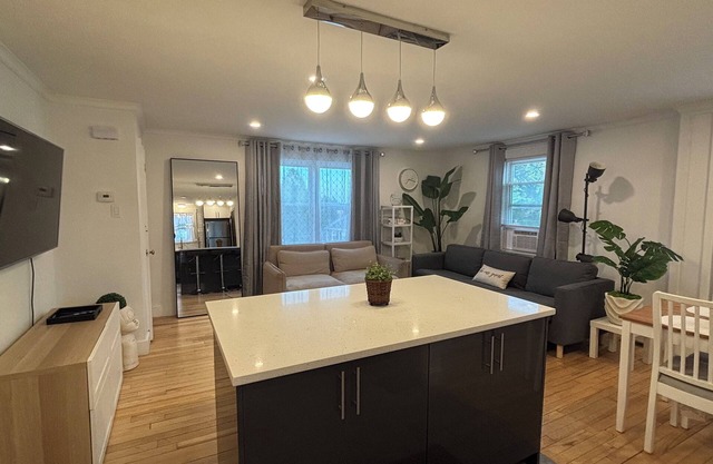 Modern 3 Bd Oasis, Convenient city living w/parking