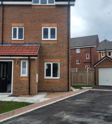 Modern 3-Bed House in Rotherham, WiFi, Garden & Free Parking