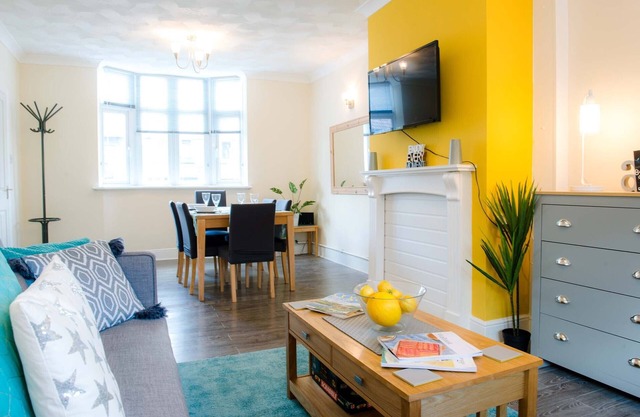 Modern 3 bed house in Newport, near Junction 27, M4